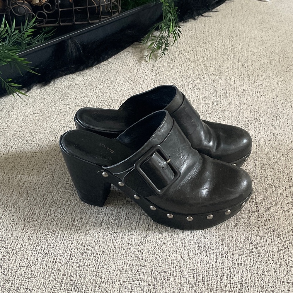 Kork-Ease Women's Black Leather Clogs - Picture 3 of 6